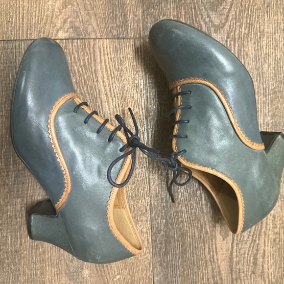 Miz Mooz NWOT size 9M  Blue and Tan Heels very preppy, Victorian, never worn - Picture 8 of 14